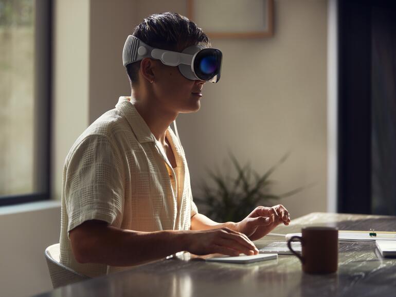 Vision Pro sieht sich nicht als „Spielebrille“ sondern setzt auf Integration in den Arbeitsalltag und auf Entertainment-Apps, etwa von Disney.