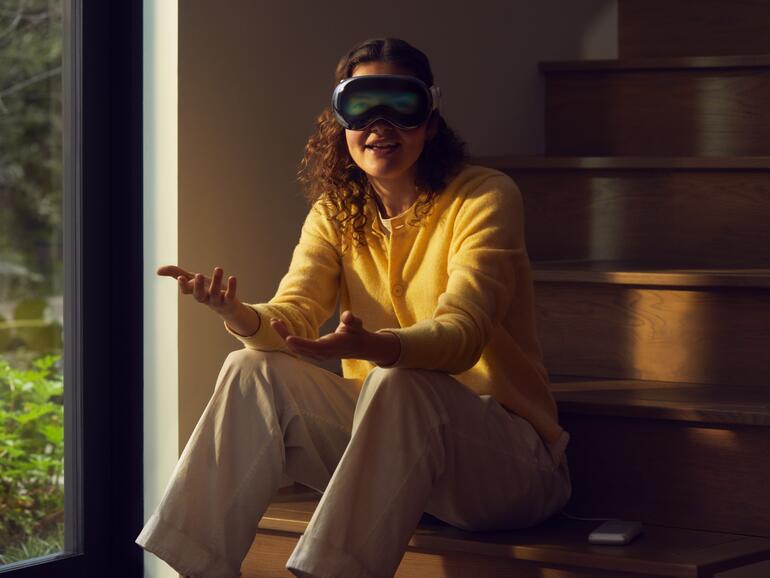 Etwas unheimlich wirkt EyeSight: Vision Pro hat ein Display in der Front, welches das Gesicht des Tragenden wiedergibt.