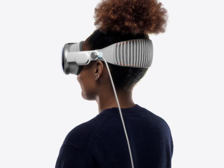 Vision Pro arbeitet autark, in ihm steckt ein eigener Computer. Das Gerät arbeitet akkubetrieben, einer der Akkus wirkt von der Größe wie eine etwas größere iPhone-Powerbank und soll das Headset zwei Stunden am laufen halten. Weitere Akkus zum schnellen Wechsel sollen sich hinzukaufen lassen.