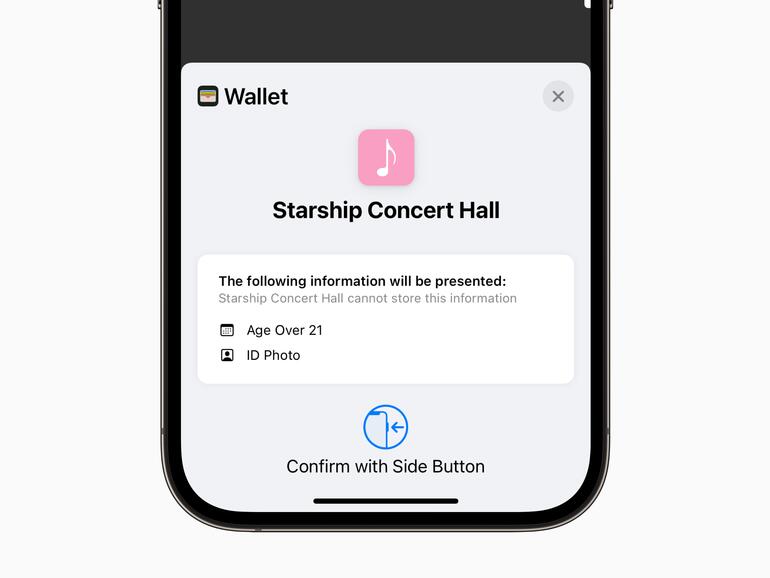 Damit Benutzer:innen einem freigeschalteten Unternehmen ihren Ausweis in Wallet einfach und sicher vorzeigen können, halten sie ihr iPhone oder ihre Apple Watch an das iPhone des Unternehmens.