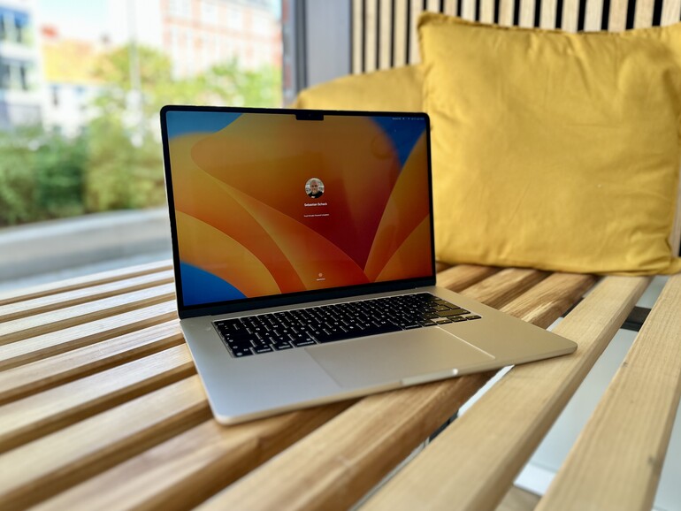 Mehr Platz ist mehr Platz: Das 15“-Display ist schon auf den ersten Blick deutlich größer als beim 13“-MacBook-Air. Das ist auch im Alltag spürbar.