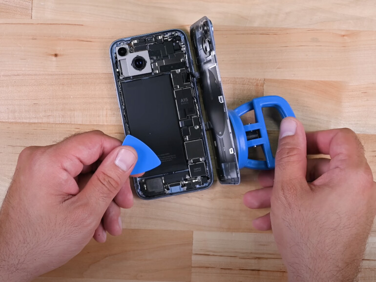 Beim iPhone 14 hat Apple den Zugriff auf das Innenleben bereits vereinfacht.
