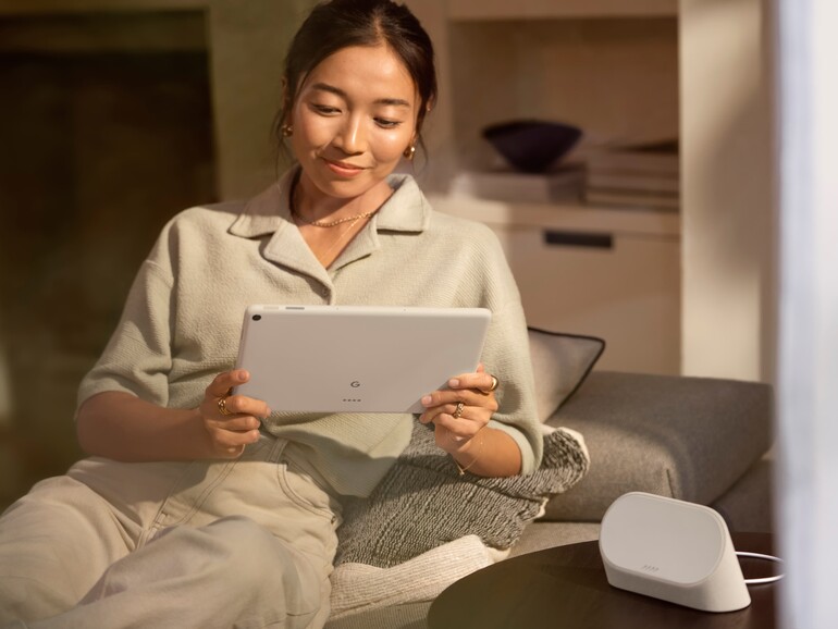 Fingerzeig für das iPad? Das Ladedock liegt jedem Pixel Tablet bei. Der Fingerabdruckscanner ist übrigens im Einschaltknopf untergebracht.