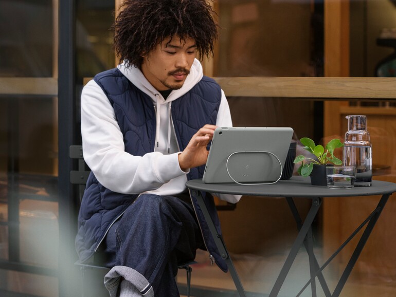 Clever: Die optional (zum satten Preis von 100 Euro) erhältliche Schutzhülle enthält einen stufenlos aufstellbaren Bügel. Perfekt ausgespart, musst du das Cover nicht abnehmen, wenn du das Tablet auf dem Dock ablegst.