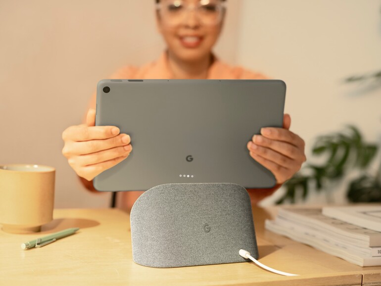 Identitätsstiftende Kombination: Das Ladedock ergänzt das Pixel Tablet um einen Lautsprecher. Cool wäre gewesen, wenn es im unbenutzten Zustand als Sprachlautsprecher gedient hätte.