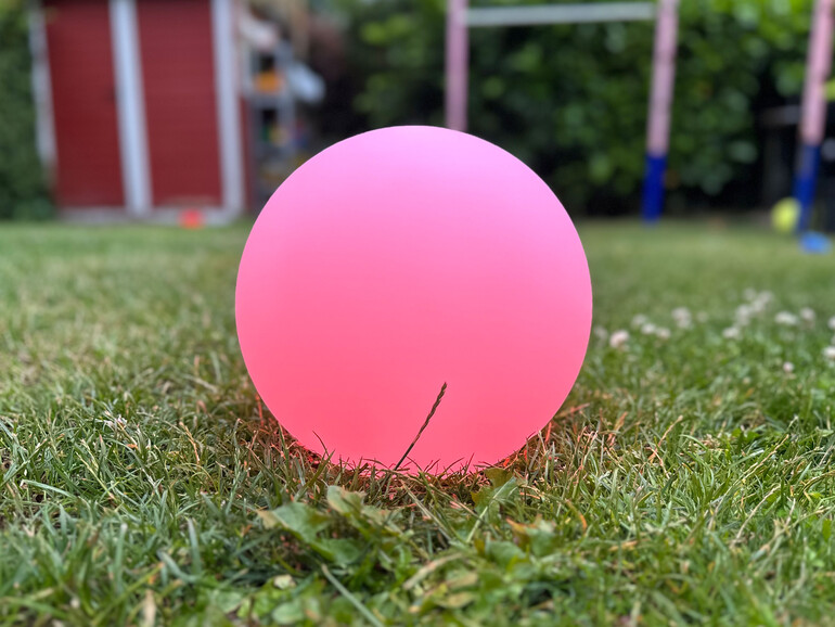 Die Kugel leuchtet gleichmäßig in kräftigen Farben …