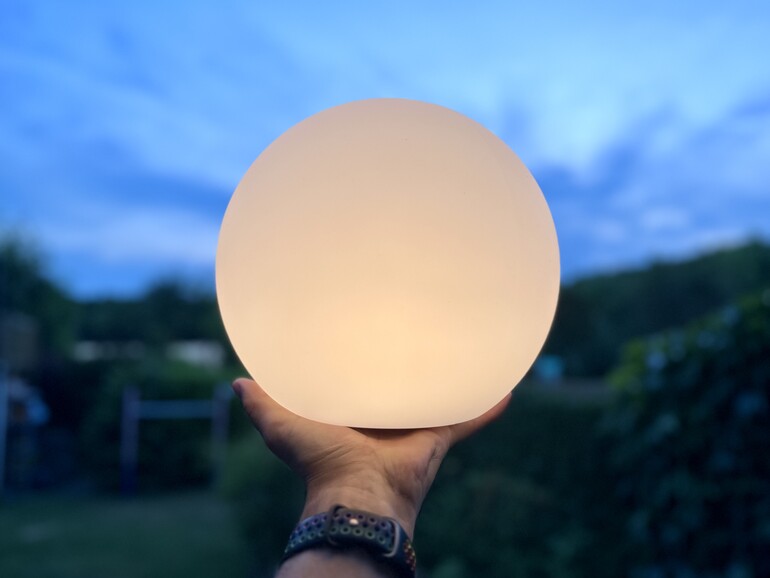 Wenn es dunkel wird, kommt der große Auftritt von Eves neuer Lichtkugel.