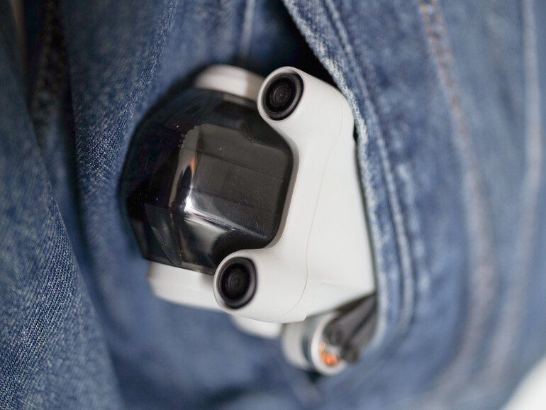 Die DJI Mini 3 Pro passt in eine Jackentasche, es gilt die altbekannte Fotoweisheit: Die beste Kamera ist die, die dabei ist!