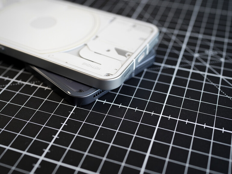 Das Phone 2 (unten) ist auf der Rückseite abgerundet, es liegt besser in der Hand als der Vorgänger.