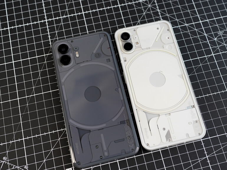 Phone 2 (links) und Phone 1 (rechts).