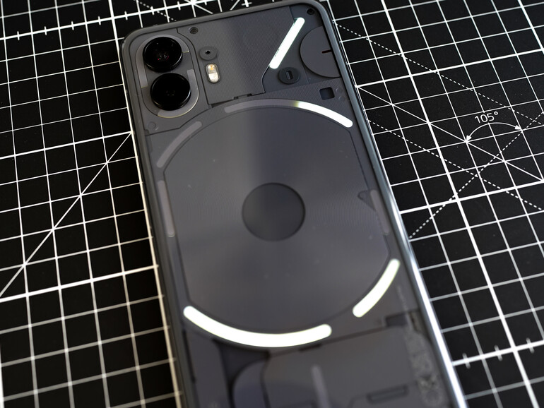 Anrufe und Mitteilungen visualisiert das Phone 2 über Leuchtmuster auf seiner Rückseite,