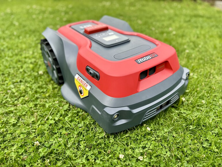 Mut zur Farbe: Der T1000 von Roboup ist dank seines roten Chassis auf dem Rasen nicht zu übersehen.