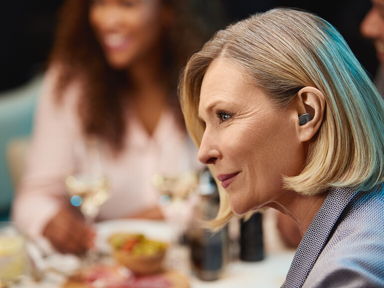 Sind von handelsüblichen In-Ears nicht zu unterscheiden, verstärken aber dank direktionaler Beamforming-Mikrofone Gespräche: die Jabra Enhance.