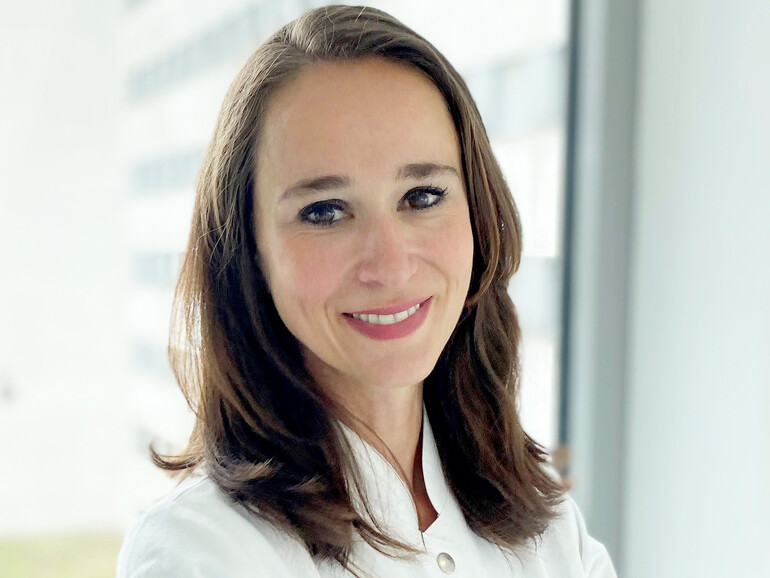 Die gebürtige Marburgerin Dr. med. Veronika Wolter erkrankte im Alter von neun Jahren an einer Hirnhautentzündung, die zunächst zu einer mittel-, später hochgradig und an Taubheit grenzenden Hörschädigung führte. Durch ein Cochlea-Implantat hat sie ihr Hörvermögen zurückerlangt. Heute zählt Dr. Wolter zu den renommiertesten Expert:innen für künstliche Hörprothesen. Sie ist seit 2022 in der Helios Hörklinik Oberbayern nicht nur Deutschlands erste gehörlose Chefärztin, sondern auch weltweit die bislang einzige gehörlose HNO-Chefärztin.