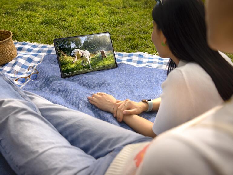 Auch Draußen bietet das Samsung Galaxy Tab S9 ein tolles Bild und großartigen Sound