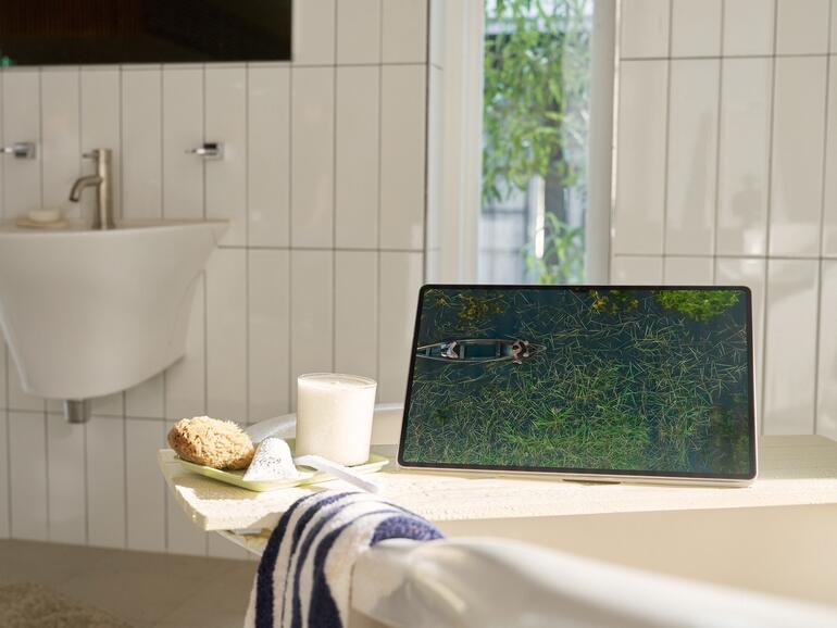 Auch in der Badewanne ist das Tab S9 dank IP68-Zertifizierung sicher