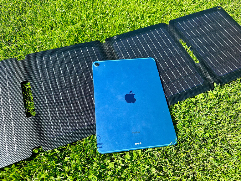 Kann iPhone und iPad zeitgleich mit Strom versorgen: das Solarpanel Solix PS30 von Anker.
