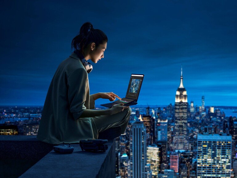 Asus bietet das „Zenbook Pro 14 Duo OLED“ in drei Prozessorvariationen an. Das Topmodell verfügt über ein 20-kerniges Intel-Core-i9-System-on-a-Chip (SoC) der zwölften Generation, das mit bis zu 5,4 Gigahertz taktet. Ihm zur Seite steht eine Geforce-RTX-Grafiklogik von Nvidia. Der maximale interne Speicherausbau beträgt 32 GB, der SSD-Festspeicher fasst bis zu 2 TB. Wem das alles immer noch zu wenig ist, greift zum 15-Zoll-Modell mit einem 4K-Hauptbildschirm – wer hat, der hat!