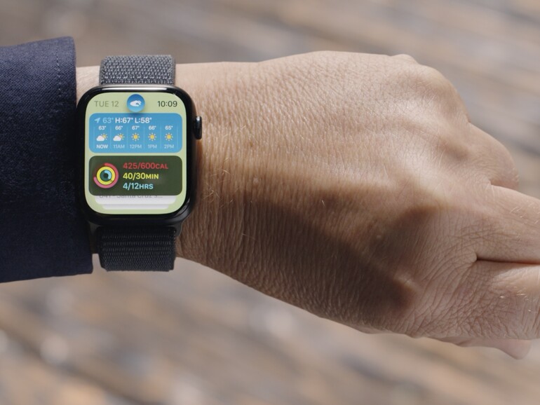 Mit der neuen Doppeltipp-Geste kannst du durch den Widget-Stapel von watchOS 10 scrollen.