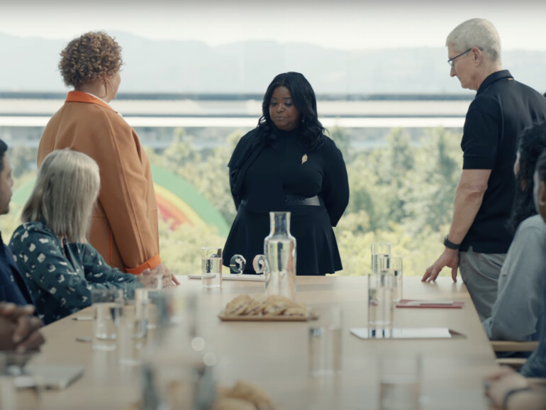 Apples Vice President für Environment, Policy and Social Initiatives, Lisa Jackson (links) und Apple-CEO Tim Cook (rechts) verantworten sich vor „Mutter Natur“ (Octavia Spencer).