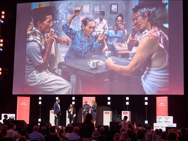 Die indonesische Fotografin Dikye Ariani hat beim CEWE Photo Award 2023, dem weltgrößten Fotowettbewerb, sowohl in der Katgeorie "Menschen" als auch insgesamt die Jury überzeugt.