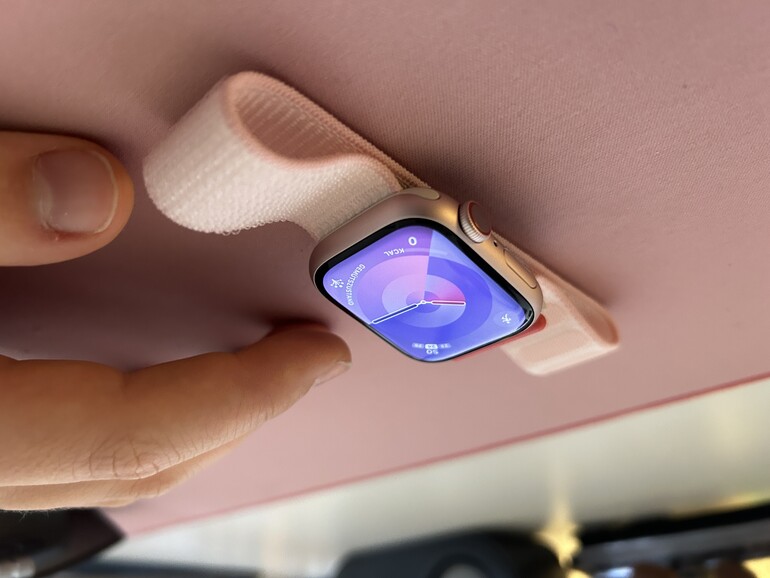 Ganz in rosa und mit neuem, CO2-neutralen Sport Loop: die neue Apple Watch Series 9.