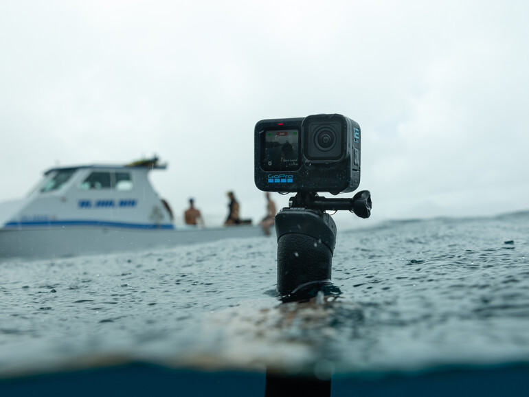 Ist die wirklich neu? Die blauen Farbtupfer auf der Plastikschale deuten darauf hin, dass es sich um die Gopro Hero12 Black handelt. Das Gehäuse entspricht ansonsten weitestgehend dem des 11er-Modells. 