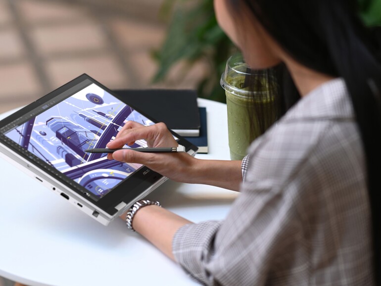 Das Asus Chromebook Vibe CX34 Flip lässt sich auch als übergroßes Tablet nutzen – mit 2 Kilogramm „Lebendgewicht“ ist es für einen längeren Einsatz allerdings zu schwer.