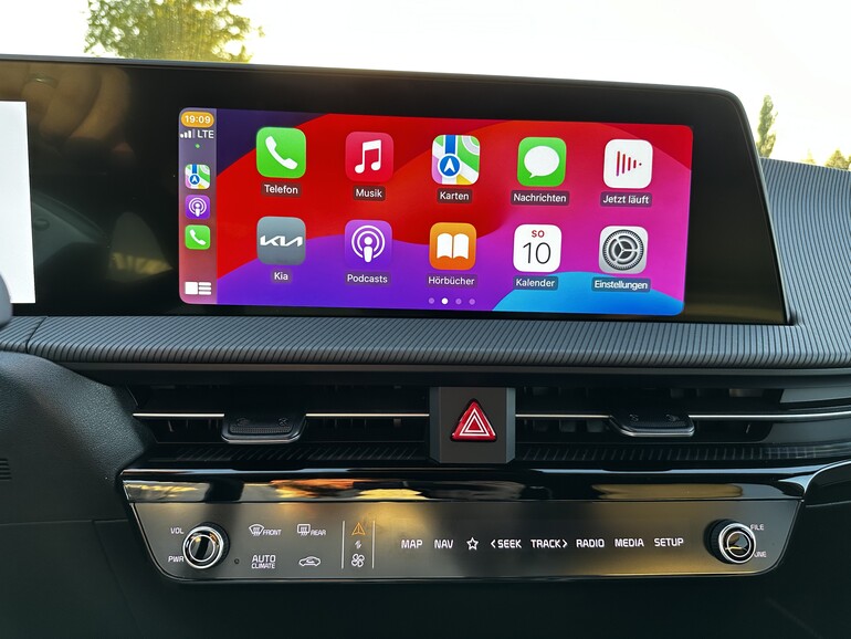 Im KIA EV 6 benötigte man bislang ein Kabel für CarPlay