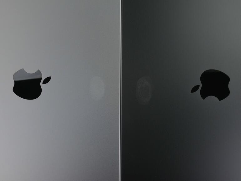 Links: Space Gray mit Fingerabdruck, rechts Space Black