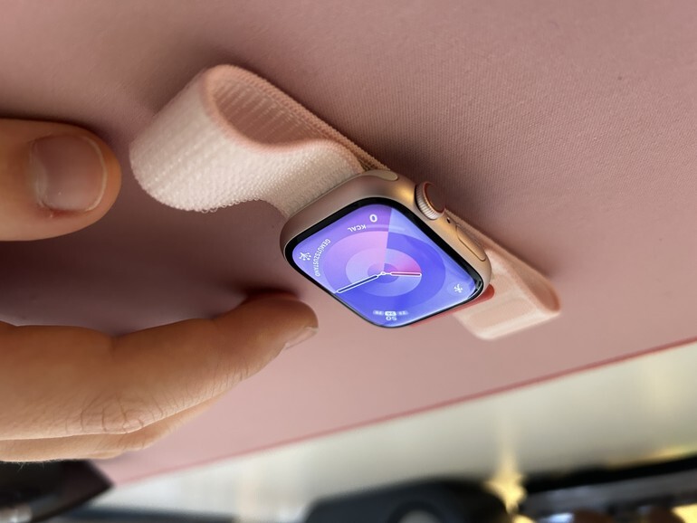 Ganz in rosa und mit neuem, CO2-neutralen Sport Loop: die neue Apple Watch Series 9.
