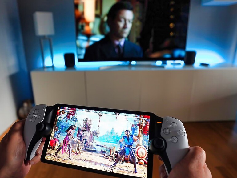 PS5-Games zocken – auch, wenn die Glotze mal nicht frei ist: Der Playstation Portal Remote Player streamt Spiele via WLAN-Verbindung auf den Screen.