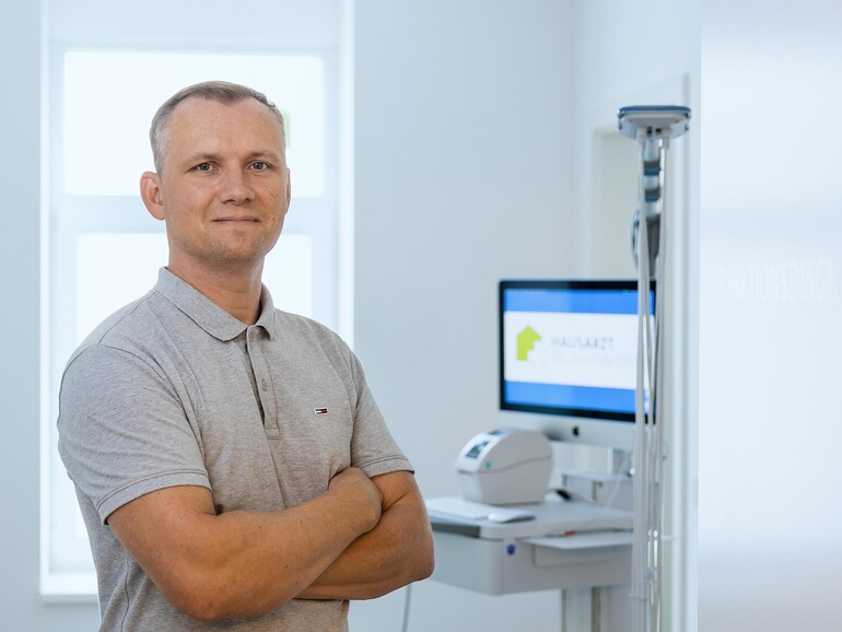 Dr. med. Martin Deile leitet als Facharzt für Allgemeinmedizin seine eigene Praxis in Dresden. Nachdem er während seiner Zeit als Zivildienstleistender für die Arbeit mit Menschen begeisterte, begann er sein Medizinstudium in Giessen. 2018 legte er seine Facharztprüfung in Allgemeinmedizin ab und ergänzte diese 2021 um die Zusatzbezeichnung Sportmedizin.