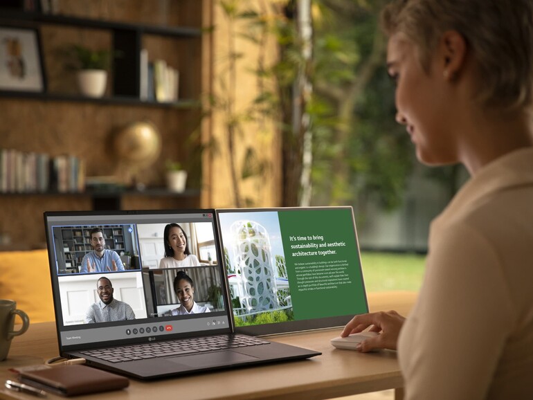 Im Homeoffice oder unterwegs: Portable Monitore erweitern die Laptop-Anzeige, ohne zu viel Platz einzunehmen.