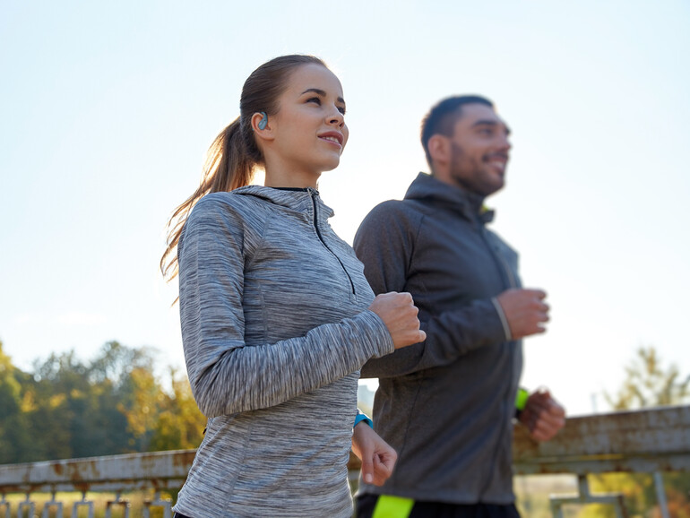 Sitzen sicher am Ohr, lassen Umgebungsgeräusche durch und sind leicht zu reinigen: Die JVC Nearphones HA-NP50T eignen sich gut für den Sport.
