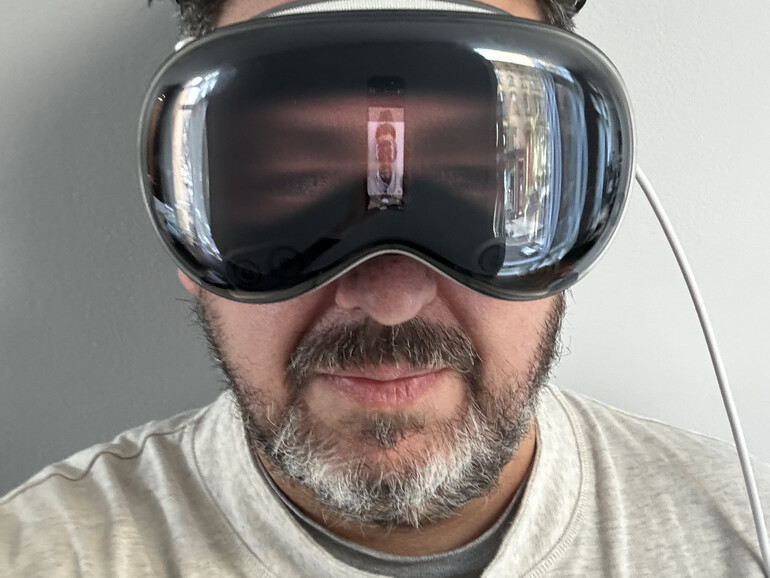 Laut den Testern spiegelt das äußere Display so stark, dass die Augen nur schlecht erkennbar sind.