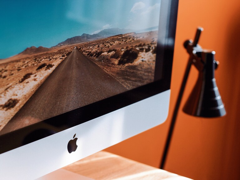 Die Displayreinigung sollte in regelmäßigen Abständen erfolgen – Tabu sind herkömmliche Reiniger, erst recht mit einem Nanotextur-Display.