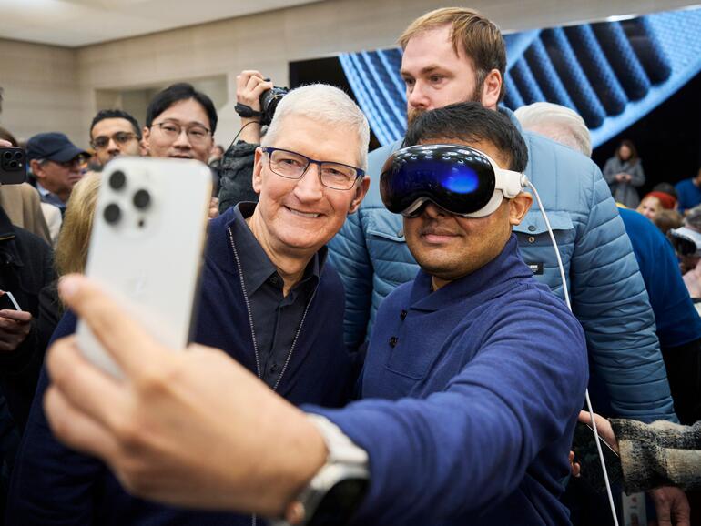 Tim Cook macht ein Selfie mit einem Käufer der Apple Vision Pro