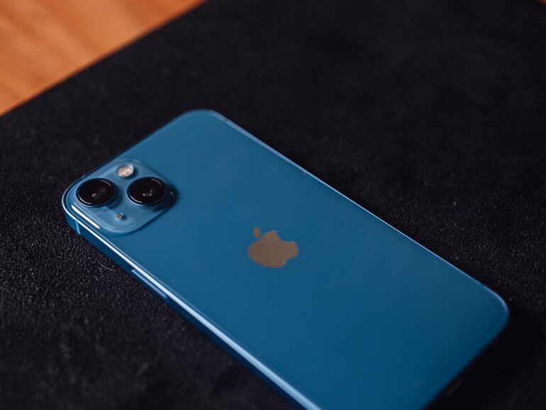 Auch das iPhone benötigt regelmäßige Pflege. Vor allem die Ladebuchse ist ein wahrer Fusselfänger.