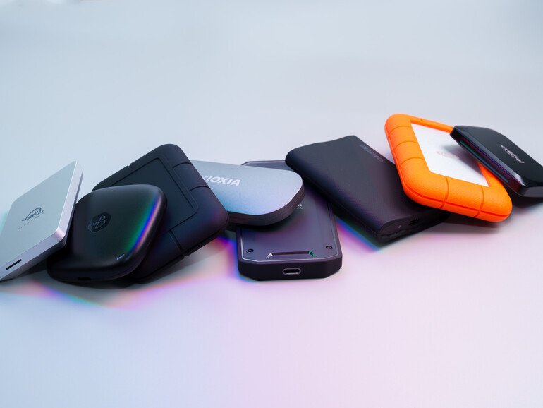 Von flink bis flinker: Zum Test treten acht externe SSDs an, mit, laut Herstellern, Transferraten zwischen 1.000 bis mehr als 3.000 MB/s.