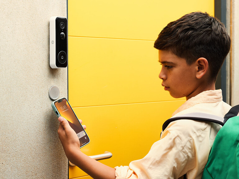 Praktisch: Einfach das Smartphone an den neuen Yale Dot halten, und das Linus L2 entriegelt die Tür.