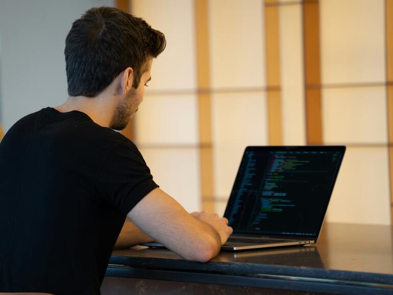Entwickler bei der Arbeit