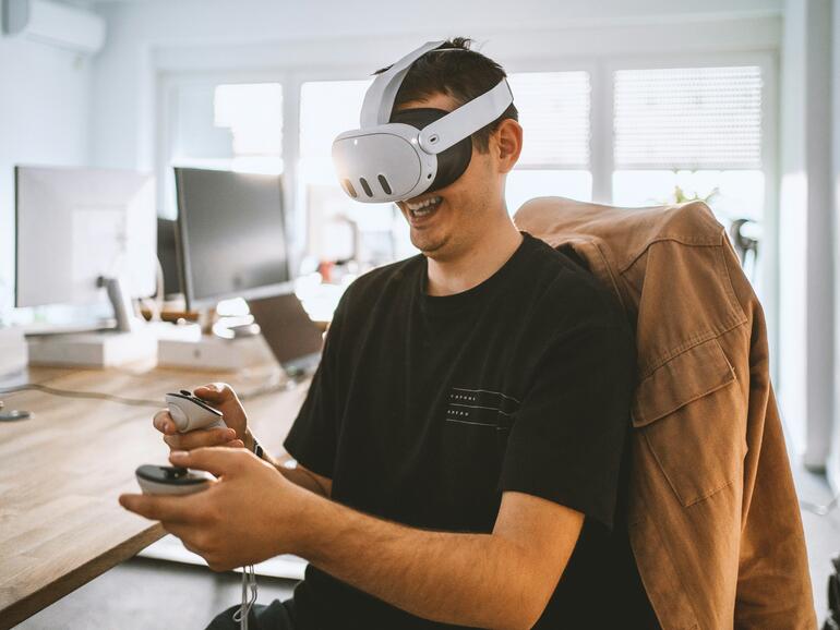 Meta Quest 3 bei der Arbeit.