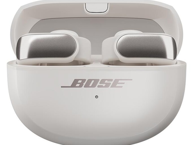 Die Bose-Open-Ears sitzen wie modische Accessoires als Clip in den Ohren.