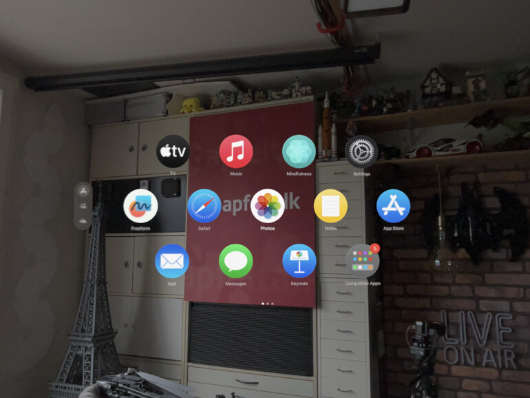 Das Hauptmenü von visionOS auf der Apple Vision Pro zeigt sich modern mit runden Icons.