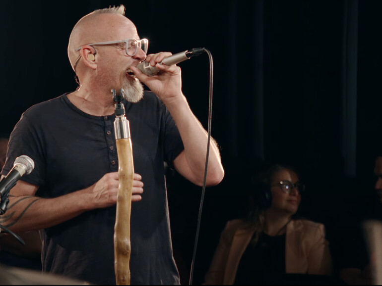 Auch bei handgemachter Musik ist Thomas D. voll in seinem Element, wie schon beim Fanta-4-Unplugged zu erleben war.