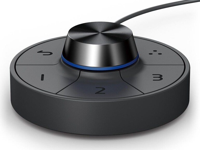 Für zusätzlichen Bedienkomfort steht der „Hotkey Puck G2“ als Fernbedienung für die Einstellungen zur Verfügung: Drei Funktionstasten, ein Drehknopf sowie eine Auswahlfunktion bieten Shortcuts zu oft genutzten Einstellungen und der Umschaltung zwischen verschiedenen Quellen für die Bildsignale.