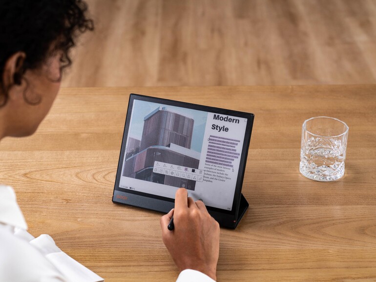 Dem Boox Note Air 3 C liegt eine magnetische Hülle bei, die gleichzeitig der Aufstellung des Tablets dient.