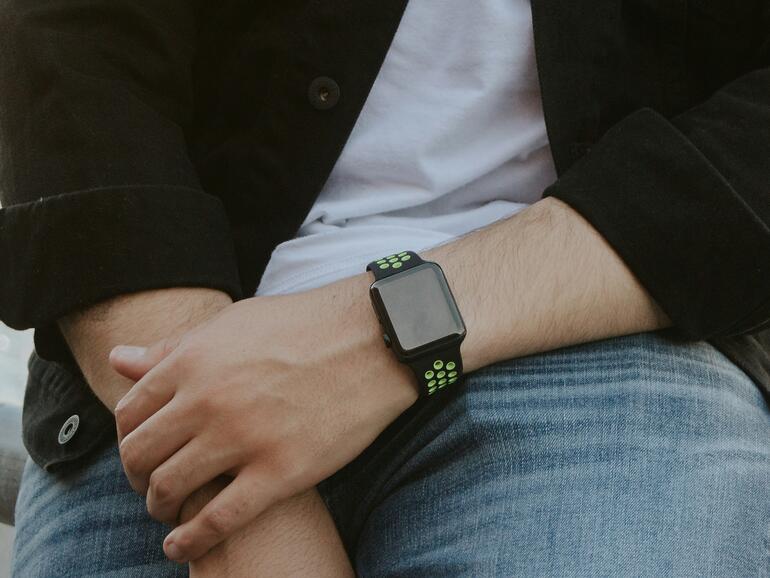 Die Apple Watch könnte dank einer neuen Display-Technologie bald länger durchhalten.