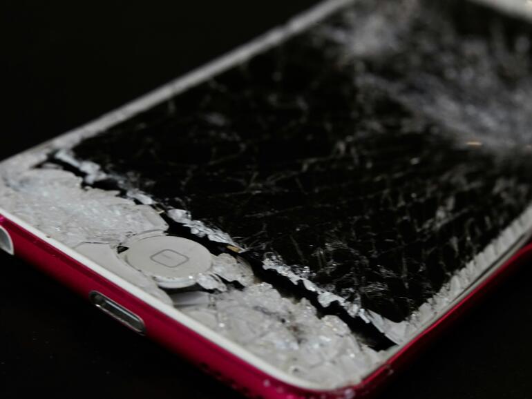 iPhone mit der berühmten Spinnennetz-App (in fortgeschrittenem Zustand)